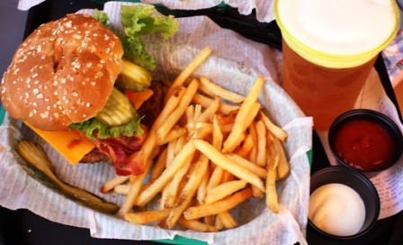 Smokejumpers Grill: Hearty Burgers